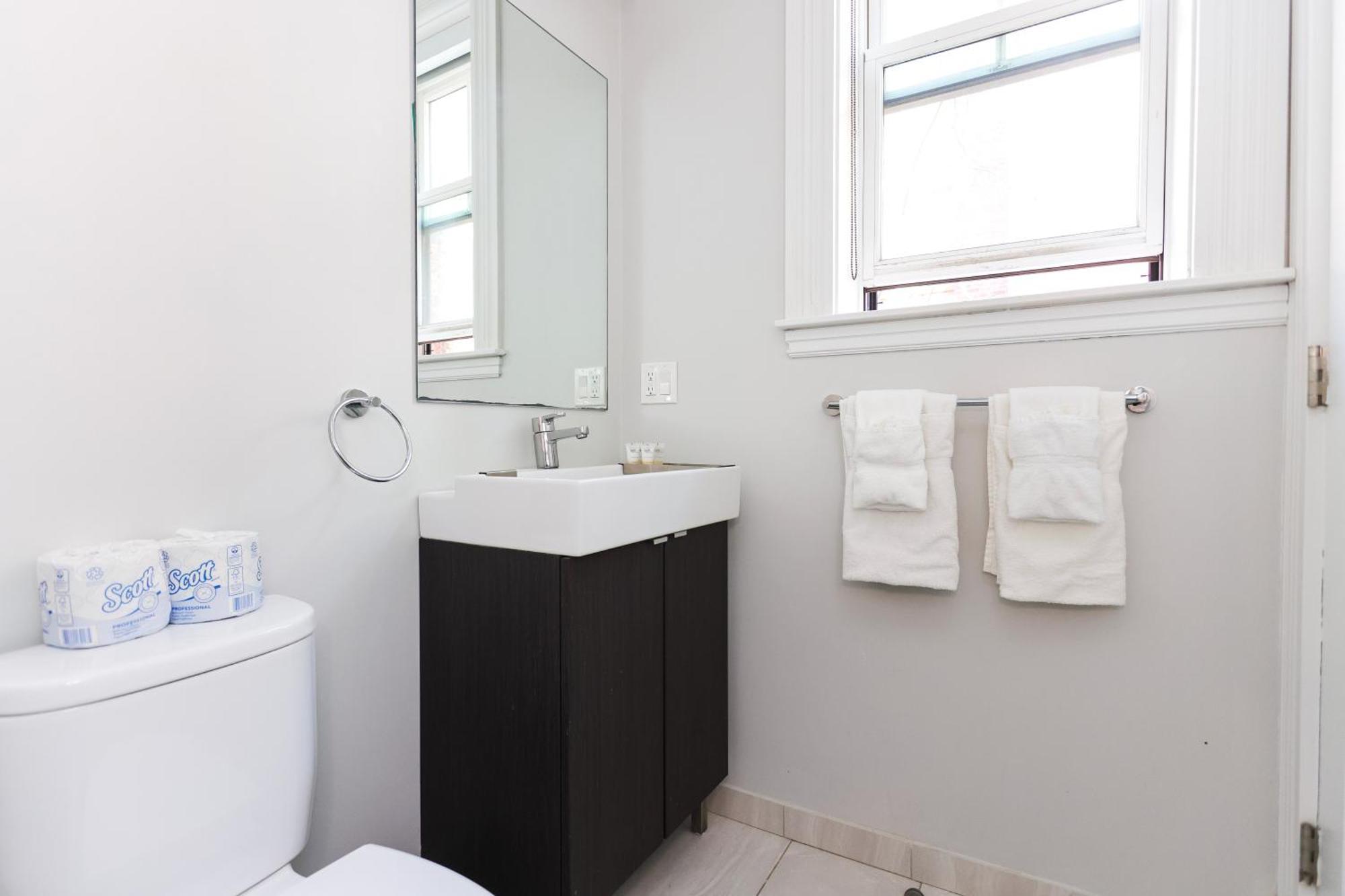 A Stylish Stay W/ A Queen Bed, Heated Floors.. #26 Brookline Exterior foto